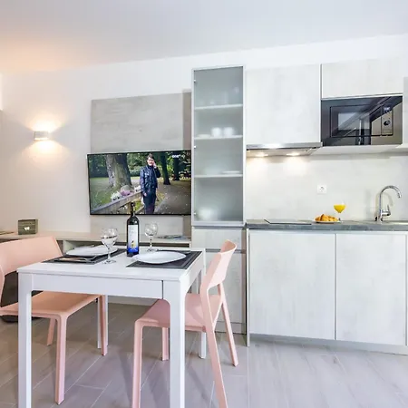 Apartment Beachfront Pebble Srzic