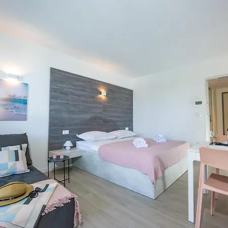 Apartment Beachfront Pebble Srzic