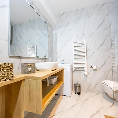 Beachfront Pebble Srzic Apartment Makarska